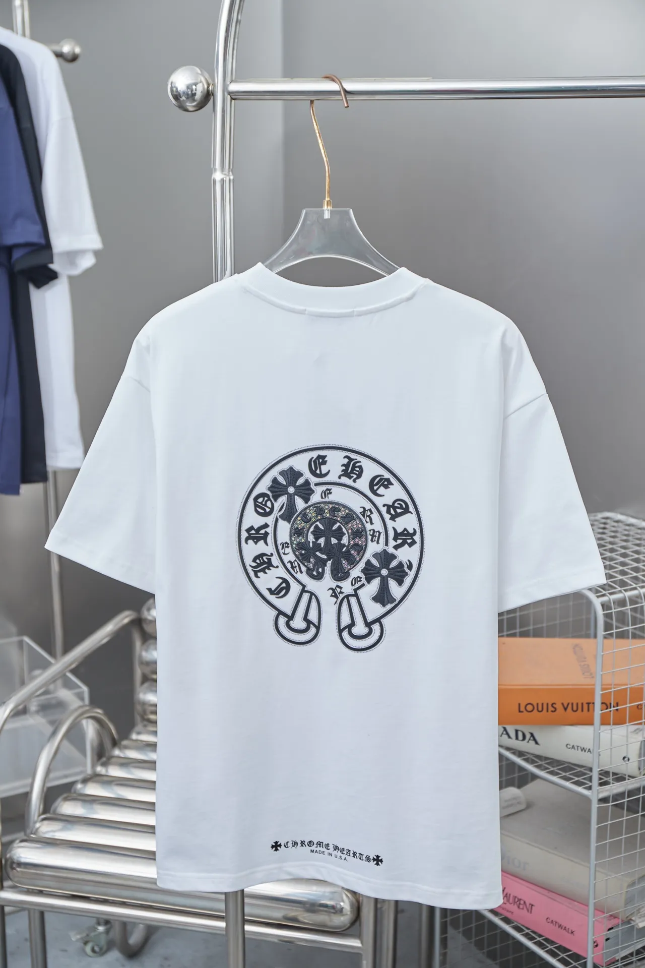 🅿️240 Ch*ome Hearte 25SS early spring new style Crow heart embroidered rhinestone short sleeves Light luxury essential item for daily commuting for men and women Correct version Welcome to compare Detailed features · 320g 100% pure cotton double yarn jersey fabric · Custom dyed in the same vat with special bold 32-count double-ply 1X1 thread · Imported Australian matte pearlescent diamonds ➕ Three-dimensional sequin embroidered Crow heart ➕ Thick version of letter logo · Double-needle stitching across seams · Original main mark, washed tag, branded moisture-proof paper packaging Color: black/white/rose red/blue Size: S/M/L/XL